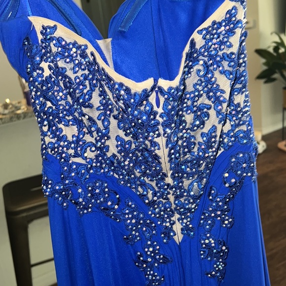 Prom dress - Picture 1 of 7